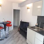 Cozy new studio central close Eiffel tower